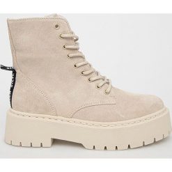 Steve Madden Workery zamszowe damskie kolor beżowy na platformie. Brązowe botki Steve Madden, bez wzorów, z gumy, z okrągłym noskiem, bez obcasa, na platformie, bez zapięcia. W wyprzedaży za 539.90 zł.