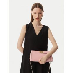 Torebka Tommy Hilfiger. Czerwone kopertówki Tommy Hilfiger, bez wzorów, wizytowe, bez dodatków. Za 529.99 zł.