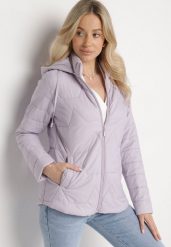 Jasnofioletowa Pikowana Kurtka z Odpinanym Kapturem Noridi. Fioletowe kurtki Born2be, l, bez wzorów, z jeansu, eleganckie. W wyprzedaży za 111.99 zł.