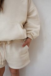 MINI spodenki dresowe z kieszonkami w kolorze LIGHT BEIGE - BERNES-92-98 (2-3). Brązowe szorty Marsala, bez wzorów, z bawełny. W wyprzedaży za 58.46 zł.