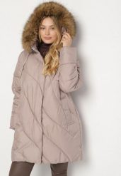 Ciemnobeżowa Kurtka z Asymetrycznym Pikowaniem i Kapturem z Futerkiem Ruvita. Brązowe kurtki Born2be, plus size, bez wzorów, z dzianiny. Za 279.99 zł.