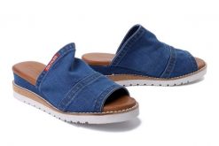 ARTIKER RELAKS 54C0203 jeans, klapki damskie. Niebieskie klapki Artiker Relaks, bez wzorów, z jeansu, bez obcasa, na koturnie, bez zapięcia. Za 229.90 zł.