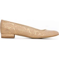 Balerinki na niskim obcasie - skóra naturalna - model 050 - kolor złoty wąż. Żółte baleriny Zapato, bez wzorów, z nubiku, biznesowe, ze szpiczastym noskiem, bez obcasa, na koturnie, bez zapięcia. Za 309.00 zł.