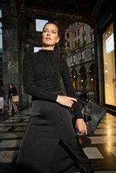 Błyszcząca bluzka czarna. Czarne bluzki MOODO, l, bez wzorów, z elastanu, bez kołnierzyka, bez ramiączek. Za 89.99 zł.