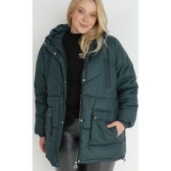 Ciemnozielona Kurtka Pikowana z Kapturem Lannea. Zielone kurtki Born2be, plus size, bez wzorów, z jeansu, z kapturem. W wyprzedaży za 160.99 zł.
