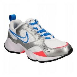 Buty do chodzenia damskie Nike Air Heights. Białe buty treningowe Nike, bez wzorów, z gumy, bez zapięcia, trekkingowe. Za 458.00 zł.