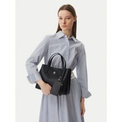 Torebka Tommy Hilfiger. Czarne torebki klasyczne Tommy Hilfiger, bez wzorów, klasyczne, bez dodatków. Za 649.99 zł.
