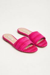Klapki damskie CASADEI. Klapki Casadei, bez wzorów, bez obcasa, bez zapięcia. W wyprzedaży za 1,396.85 zł.