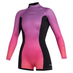 Krótki piankowy kombinezon Mystic Lunar-Coral. Czerwone kombinezony Mystic, xs, bez wzorów, sportowe, bez kołnierzyka, bez ramiączek, krótkie. Za 805.40 zł.