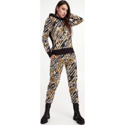 Spodnie dresowe VERSACE JEANS COUTURE. Spodnie dresowe Versace Jeans Couture, bez wzorów, z dresówki. W wyprzedaży za 982.17 zł.