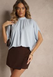 Jasnoniebieska Bluzka o Kroju Nietoperza z Wiązaniem Rinwenna. Niebieskie bluzki Renee, bez wzorów, klasyczne, bez kołnierzyka, bez ramiączek. W wyprzedaży za 43.99 zł.