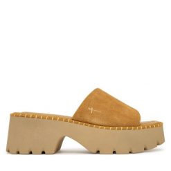 Klapki Tamaris. Brązowe klapki Tamaris, bez wzorów, bez obcasa, bez zapięcia. Za 329.99 zł.