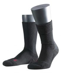 Skarpety Falke Walkie Ergo. Czarne skarpetki Falke, bez wzorów, z elastanu. Za 149.00 zł.