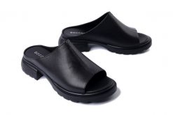 BOCCATO 020.1064 01 t syh black, klapki damskie. Czarne klapki Boccato, bez wzorów, bez obcasa, na obcasie, bez zapięcia. Za 284.90 zł.