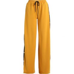 Missguided POPPER WIDE LEG Spodnie treningowe mustard. Spodnie dresowe Missguided. Za 169.00 zł.