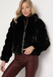 Czarna Kurtka Futerko Ozdobione Kołnierzem Deossa. Czarne kurtki Born2be, l, bez wzorów, z futra, eleganckie, bez kaptura. W wyprzedaży za 97.99 zł.