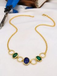 Pierres de Jade Pozłacany naszyjnik z elementami ozdobnymi - dł. 45 cm rozmiar: onesize. Niebieskie naszyjniki Pierres de Jade, z materiału, z szafirem, pozłacane. Za 64.45 zł.