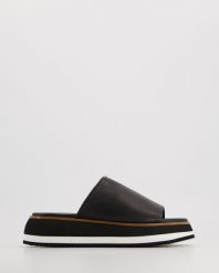 LEKKIE KLAPKI DAMSKIE 03-41 BLACK. Czarne klapki Venezia, bez wzorów, ze skóry, bez obcasa, bez zapięcia. Za 269.00 zł.