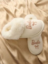 Kapcie z futerkiem Barbie - kremowy. Białe kapcie Sinsay, bez wzorów. Za 35.99 zł.