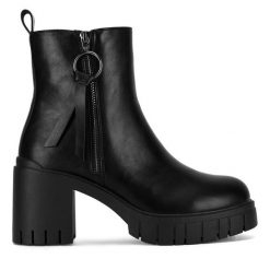 Botki JENNY. Czarne botki Jenny, bez wzorów, bez obcasa, na słupku, bez zapięcia. Za 135.99 zł.