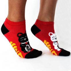 Stopki bambusowe Hop Hare - Szczęśliwe koty. Czerwone skarpetki No brand, bez wzorów, z elastanu. Za 24.99 zł.