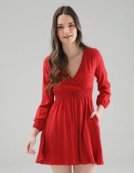 Czerwona sukienka o długości mini. Czerwone sukienki Unisono, m, bez wzorów, z tkaniny, bez kołnierzyka, bez ramiączek, mini, kopertowe. Za 139.00 zł.