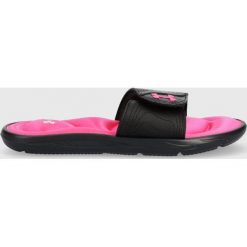 Under Armour klapki Ignite IX damskie kolor czarny. Czarne klapki Under Armour, bez wzorów, z tworzywa sztucznego, bez obcasa, bez zapięcia. Za 179.99 zł.