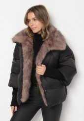 Czarna Pikowana Kurtka Oversize z Futrzanymi Zdobieniami Saranessa. Czarne kurtki Born2be, l, z aplikacjami, z dzianiny, bez kaptura. Za 269.99 zł.