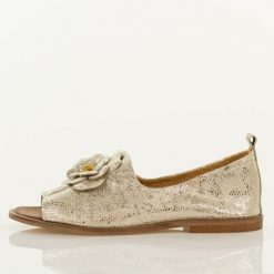 Złote n11 skórzane Polskie sandały damskie z zakrytą piętą Deoni D487A. Żółte sandały Deoni, z aplikacjami, z jeansu, casualowe, bez obcasa, na płaskiej podeszwie, bez zapięcia. Za 449.00 zł.