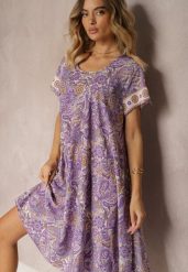 Fioletowa Sukienka Boho z Wiskozy z Cienkim Paskiem w Talii Rivasea. Fioletowe sukienki Renee, bez wzorów, z wiskozy, boho, bez kołnierzyka, bez ramiączek, midi, rozkloszowane. W wyprzedaży za 55.99 zł.