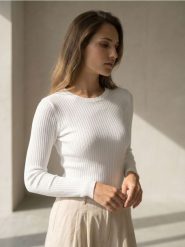 Prążkowany sweter z wiskozą - kremowy. Białe swetry Sinsay, l, bez wzorów, prążkowane, bez ramiączek. Za 29.99 zł.