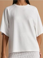 Bluza z domieszką wiskozy - kremowy. Białe bluzy Sinsay, l, bez wzorów, z dzianiny, bez kaptura, do biegania. Za 39.99 zł.