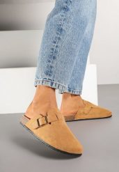 Brązowe Klapki Chodaki Ozdobione Paskami z Klamrami Silamia. Brązowe klapki Renee, z aplikacjami, z jeansu, eleganckie, bez obcasa, na płaskiej podeszwie, bez zapięcia. W wyprzedaży za 67.49 zł.
