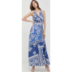 Morgan sukienka maxi rozkloszowana. Niebieskie sukienki Morgan, bez wzorów, z tkaniny, bez kołnierzyka, bez ramiączek, maxi, dopasowane. W wyprzedaży za 389.99 zł.