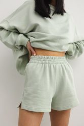 Szorty z dzianiny dresowej w kolorze MILKY GREEN - LE PETIT-XL. Zielone szorty sportowe Marsala, bez wzorów, z bawełny, z podwyższonym stanem, na fitness i siłownię. W wyprzedaży za 49.98 zł.