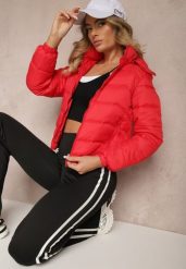 Czerwona Kurtka z Odpinanym Kapturem Ozdobiona Pikowaniem Jolvesa. Czerwone kurtki Renee, l, bez wzorów, z jeansu, eleganckie. W wyprzedaży za 157.49 zł.
