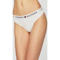 Tommy Hilfiger - Stringi. Białe stringi Tommy Hilfiger, bez wzorów, z bawełny. W wyprzedaży za 59.90 zł.