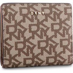 Mały Portfel Damski DKNY - R83ZJ657 Chino Logo-Vic CVU. Portfele marki DKNY. W wyprzedaży za 219.00 zł.