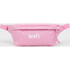 Levi's nerka kolor różowy. Czerwone nerki i saszetki Levi's, bez wzorów, bez dodatków. W wyprzedaży za 79.99 zł.