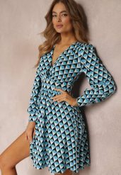 Niebieska Sukienka Mini w Geometryczny Wzór z Długim Rękawem Ezrie. Niebieskie sukienki Renee, l, bez wzorów, bez kołnierzyka, bez ramiączek, mini, kopertowe. W wyprzedaży za 127.99 zł.
