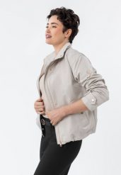 Krótka kurtka przejściowa J-MELBA. Brązowe kurtki Volcano, na wiosnę, s, bez wzorów, z materiału, eleganckie, bez kaptura. Za 299.99 zł.