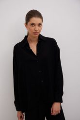 Luźna koszula o strukturze prążka w kolorze INTENSE BLACK - LACERTA-M/L. Czarne koszule Marsala, l, bez wzorów, prążkowane, klasyczne, bez kołnierzyka, bez ramiączek. W wyprzedaży za 167.96 zł.