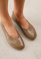 Zielone Minimalistyczne Balerinki z Okrągłym Noskiem Katara. Zielone baleriny Born2be, bez wzorów, z jeansu, biznesowe, z okrągłym noskiem, bez obcasa, bez zapięcia. Za 79.99 zł.