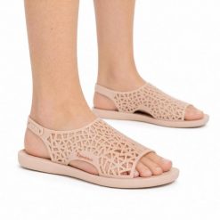 Sandały damskie Ipanema 26679 SHAPE. Czerwone sandały Ipanema, w ażurowe wzory, z materiału, wakacyjne, bez obcasa, bez zapięcia. Za 79.00 zł.