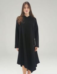 Luźna sukienka z kapturem. Czarne sukienki Unisono, m, bez wzorów, z bawełny, z asymetrycznym kołnierzem, bez ramiączek, asymetryczne. Za 169.00 zł.