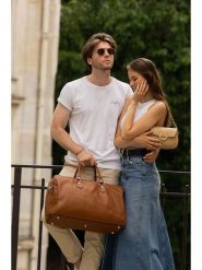 Victor & Hugo Paris Skórzana torba podróżna "Claude" w kolorze karmelowym - 49 x 30 x 20 cm rozmiar: onesize. Brązowe torby podróżne Victor & Hugo Paris, bez wzorów, z materiału, przez ramię. Za 478.99 zł.