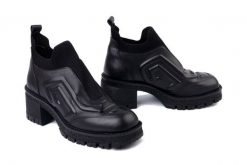 BOCCATO 447.C133 S.A 01 T SYH czarny, botki damskie. Czarne botki Boccato, bez wzorów, bez obcasa, na obcasie, bez zapięcia. Za 371.22 zł.