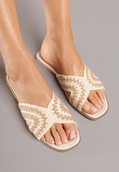 Beżowe Klapki z Ornametnym Wzorem Meluira. Brązowe klapki Born2be, bez wzorów, boho, bez obcasa, na płaskiej podeszwie, bez zapięcia. Za 49.99 zł.