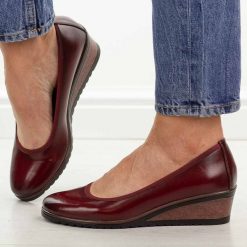 Czerwone czółenka damskie na koturnie Vinceza 58628. Czerwone czółenka VINCEZA, na jesień, bez wzorów, z jeansu, biznesowe, z okrągłym noskiem, bez obcasa, na koturnie, bez zapięcia. Za 169.00 zł.