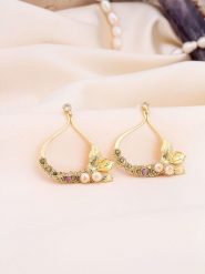 Pierres de Jade Pozłacane kolczyki-wkrętki z perłami i kamieniami szlachetnymi rozmiar: onesize. Białe kolczyki Pierres de Jade, z cyrkonią, pozłacane. Za 39.99 zł.